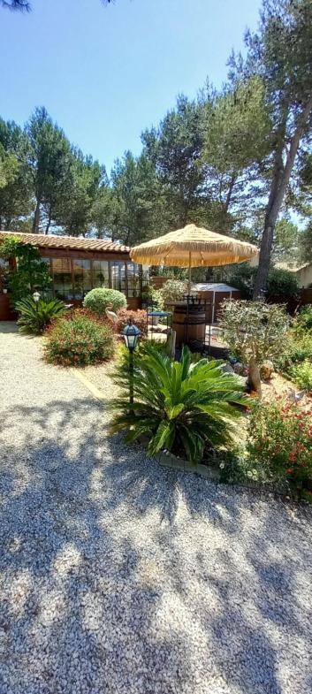 Les Coronilles Bed & Breakfast Beaucaire  Exterior photo